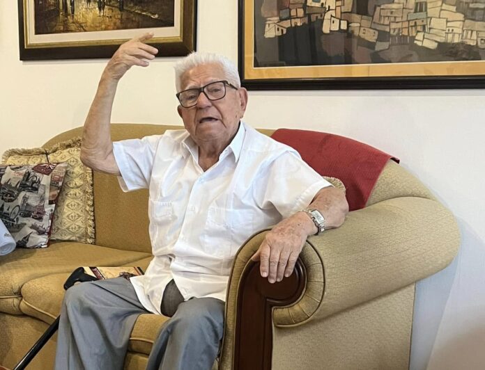 El capitán Luis Subía Barreiro, a sus 98 años, rememora con lucidez y emoción las travesías por los ríos Guayas y Babahoyo, donde comandó emblemáticas lanchas fluviales durante más de seis décadas. Un testigo viviente de la historia fluvial del Ecuador. Foto cortesía de Sergio Cedeño