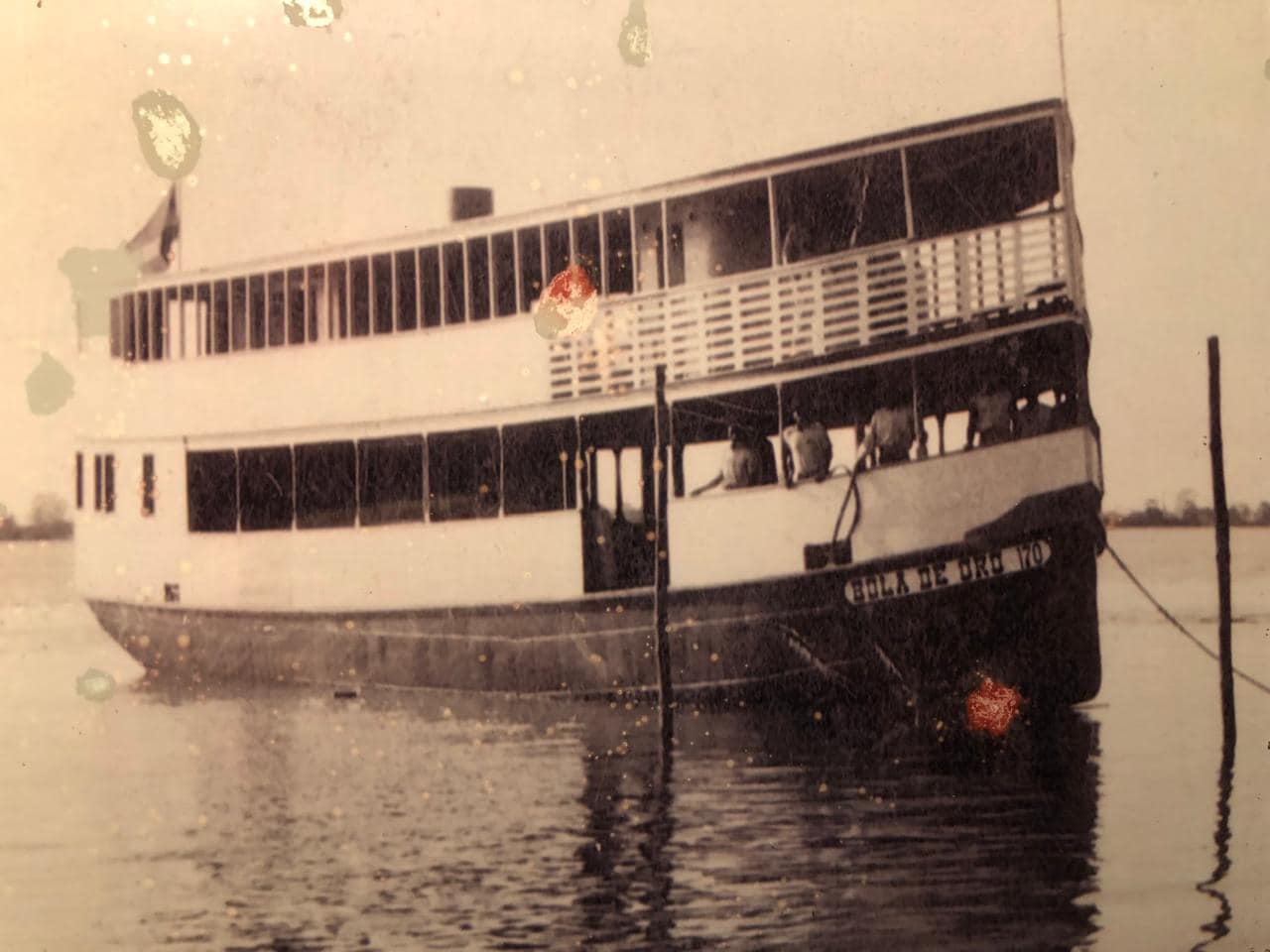 La emblemática lancha “Bola de Oro”, de propiedad de don Manuel Eduardo Cucalón, surcando los ríos del litoral ecuatoriano. Estas naves de dos pisos fueron vitales para el transporte de pasajeros y carga durante décadas, dejando una huella imborrable en la memoria fluvial del país. Foto cortesía de Sergio Cedeño