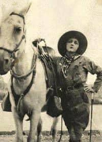 Evelina Orellana (1908–1986), primera actriz del cine ecuatoriano, en su papel protagónico en "Soledad" (1925), la primera película ambientada en el mundo montuvio. Foto cortesía SCA