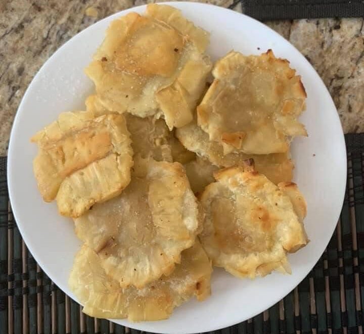 Crujientes y dorados patacones de fruta de pan, una delicia caribeña que combina tradición, sabor y nutrición en cada bocado. Foto cortesía