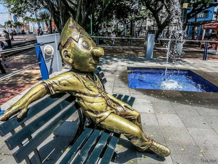 Juan Pueblo, el ícono centenario de Guayaquil, símbolo del civismo y la voz del ciudadano común que recuerda: la ciudad vive solo si su pueblo permanece despierto. Foto Web