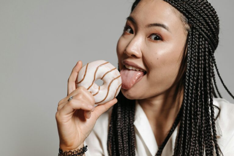 Con humor y dulzura: así se celebra el Día Mundial de Sacar la Lengua, una fecha para divertirse y romper esquemas. Foto Pexels Pavel Danilyuk