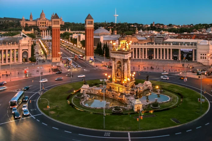 La Plaza de España, símbolo turístico de Barcelona, se convierte también en escenario del debate ciudadano sobre los límites del turismo masivo. Foto cortesía