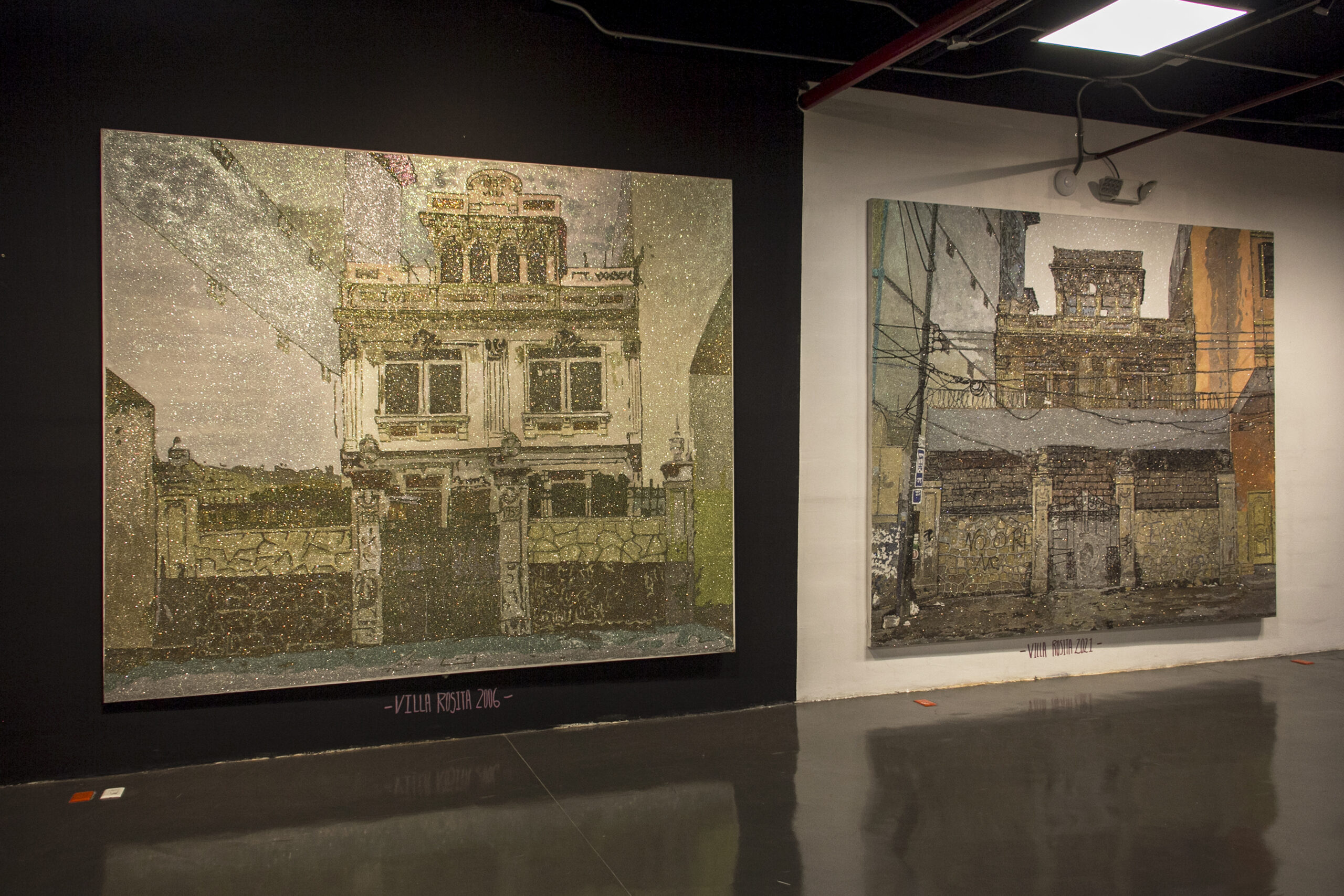 Exposición “Villa Rosita 15 años”, MZ14. Obras de María Lorena Peña Puga que muestran la evolución de la casa entre 2006 y 2021, trazando en escarcha y brillo la memoria y el deterioro de un patrimonio urbano en resistencia. Foto cortesía