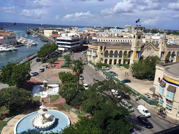 Vista del centro histórico de Bridgetown, corazón de Barbados, donde la arquitectura colonial convive con la vibrante vida caribeña. Foto cortesía