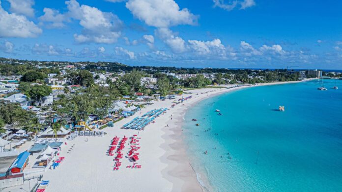 Playas de arena blanca y aguas turquesa en Barbados, un paraíso caribeño donde naturaleza, cultura e historia se encuentran. Foto cortesía