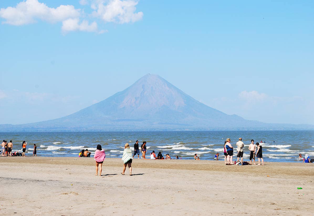 El Lago Nicaragua o Cocibolca, conocido como el “Mar Dulce”, una joya natural de 8.260 km² famosa por sus olas, playas y singulares tiburones de agua dulce.