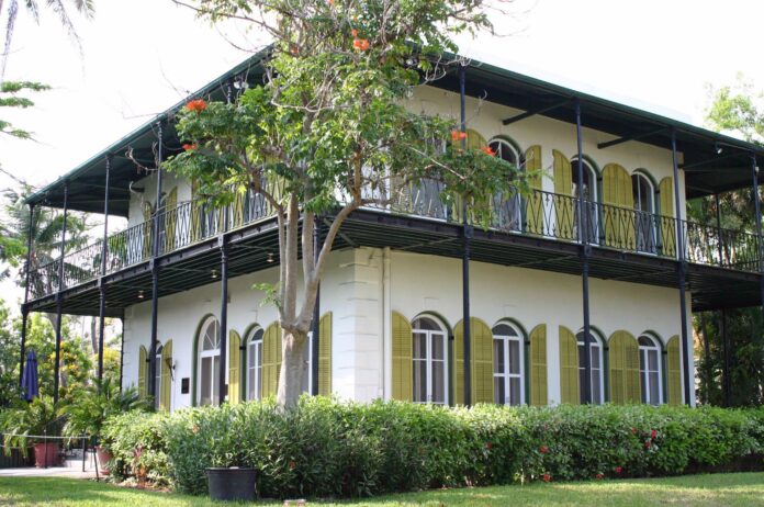 Fachada principal de la casa de Ernest Hemingway en Key West, Florida. Una residencia de estilo colonial caribeño donde el escritor vivió durante la década de 1930 y escribió varias de sus obras. Foto cortesía