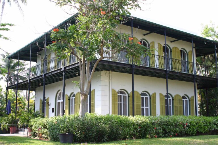 Fachada principal de la casa de Ernest Hemingway en Key West, Florida. Una residencia de estilo colonial caribeño donde el escritor vivió durante la década de 1930 y escribió varias de sus obras. Foto cortesía