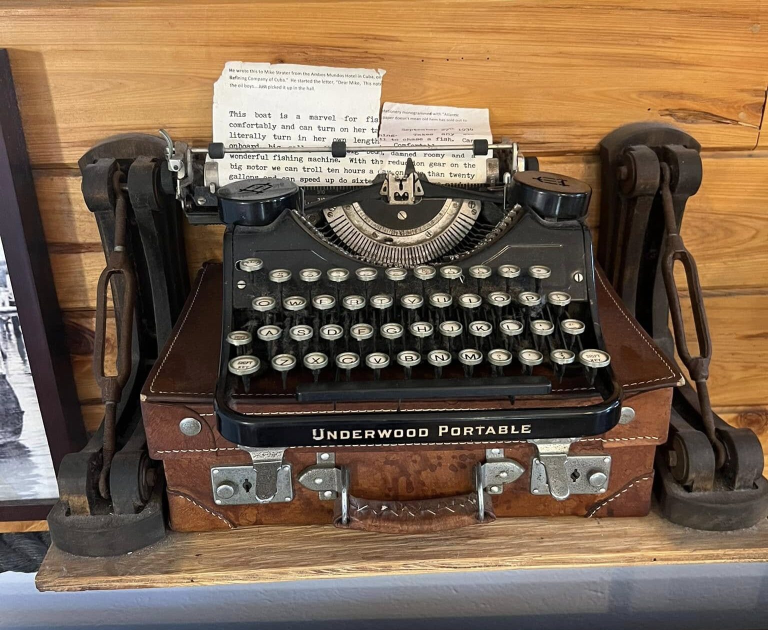 La legendaria Underwood Portable de Ernest Hemingway, con la que escribió algunos de sus textos más emblemáticos. Hoy descansa como testigo silente de su genio creativo en su casa museo de Key West. Foto cortesía