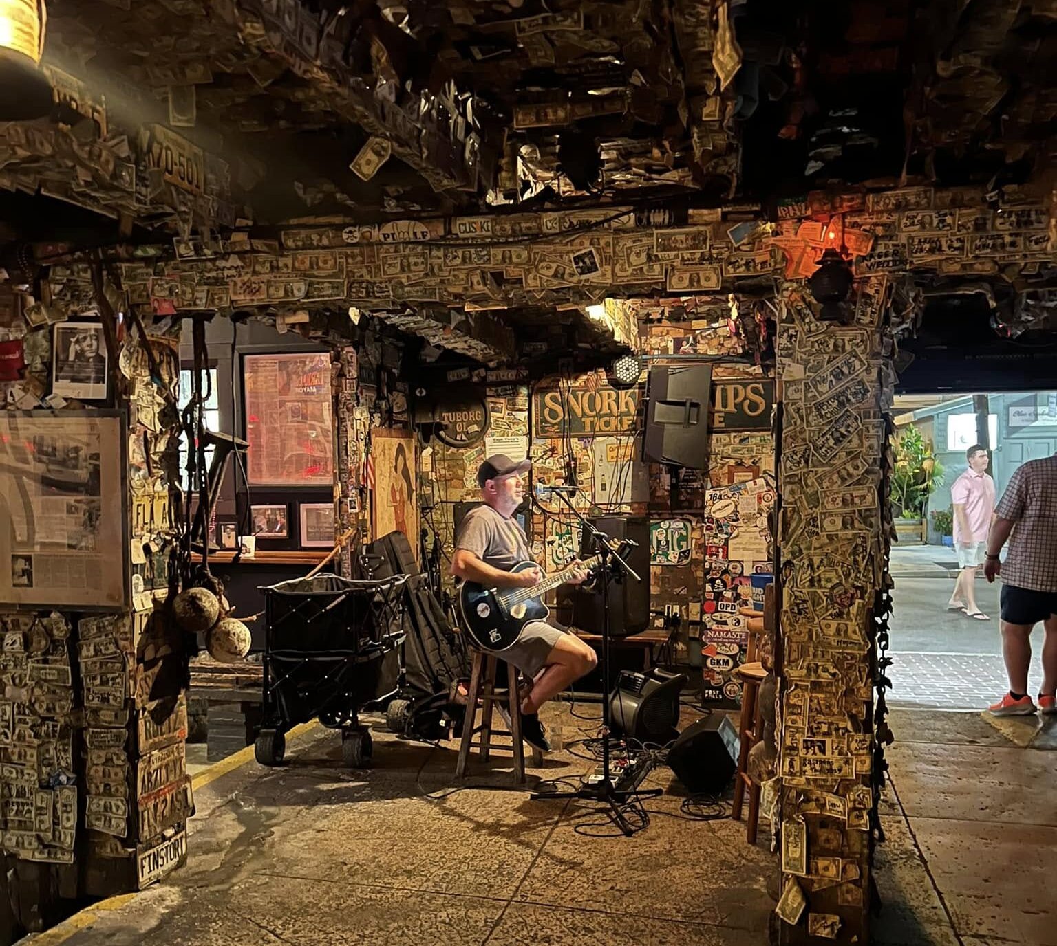 Captain Tony’s, uno de los bares preferidos de Hemingway, donde la música y la historia siguen vivas entre billetes y paredes llenas de recuerdos. Foto cortesía
