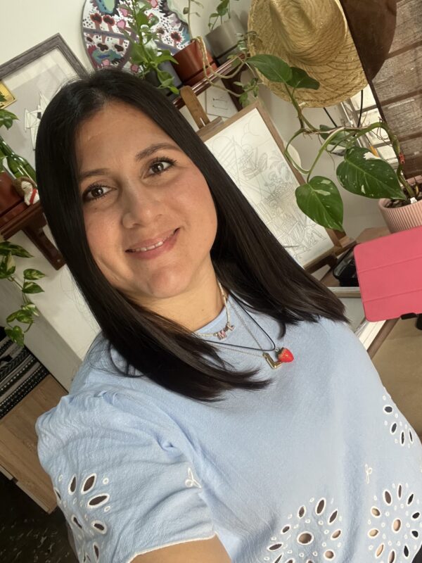 María Lorena Peña Puga, artista visual. Su proyecto Villa Rosita ha transformado una casa olvidada en símbolo de memoria y resistencia patrimonial a través del arte. Foto cortesía