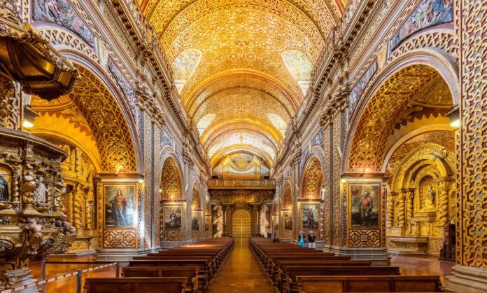 Interior de la Iglesia de la Compañía de Jesús, joya del barroco latinoamericano en el corazón de Quito, completamente revestida en pan de oro y considerada una de las iglesias más impresionantes del continente. Foto Web