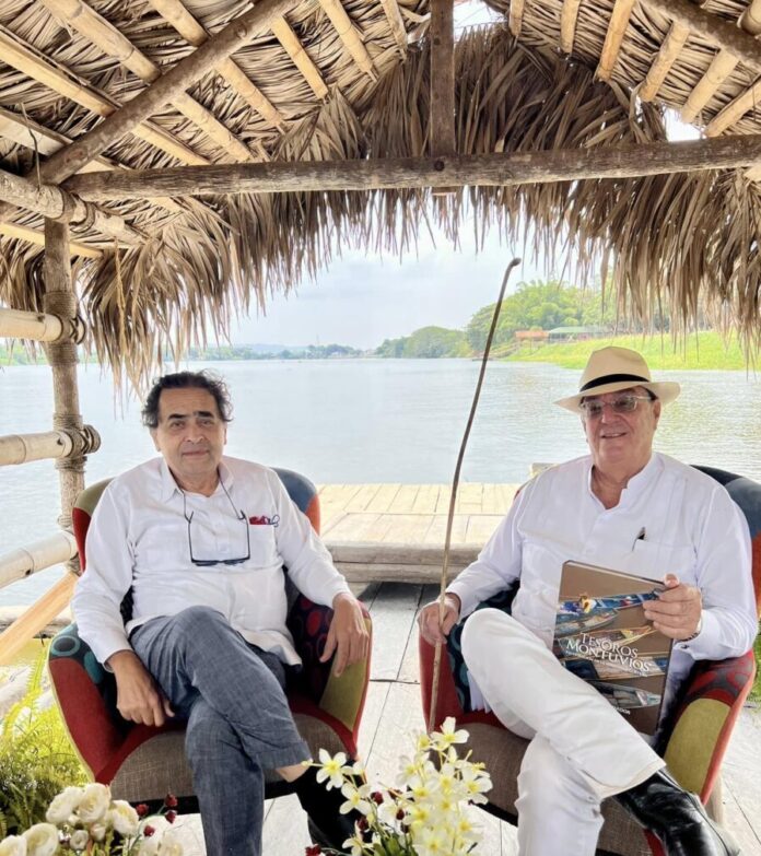 Dos montuvios de río y la memoria: Ramón Sonnenholzner Murrieta y Sergio Cedeño Amador, en un diálogo de tradiciones, amistad y homenajes que el Ecuador merece reconocer. Foto cortesía