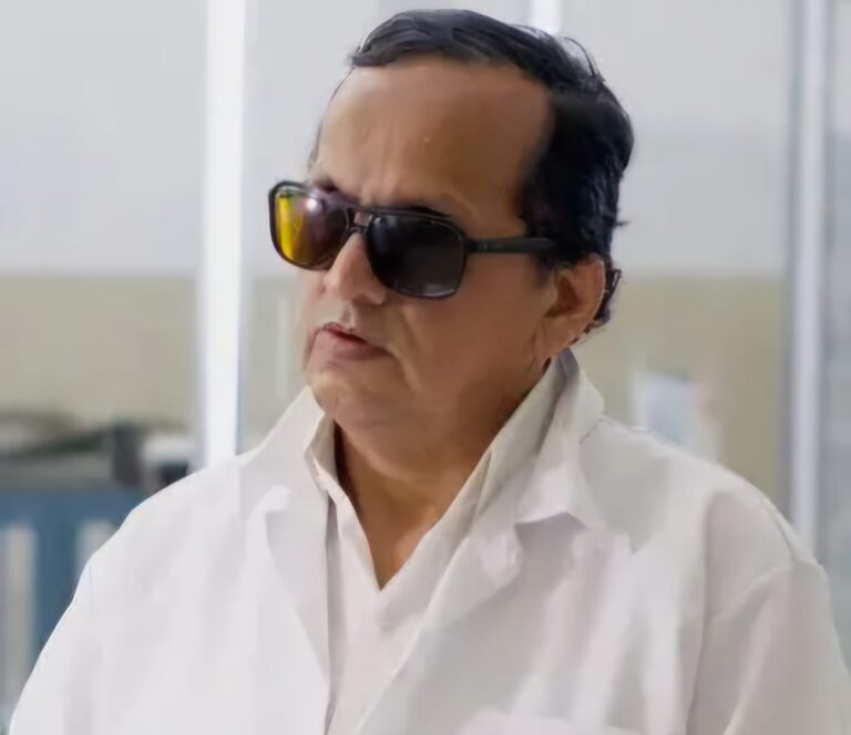 Emilio Sánchez Martínez, servidor público no vidente, en su espacio de trabajo dentro de la Biblioteca Municipal. En un video grabado hace algunos años, hizo un llamado a difundir el servicio braille digital y promover la autonomía educativa de las personas con discapacidad visual.