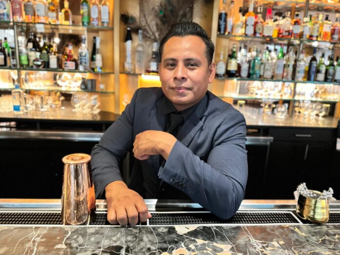 Hugo Peña, bartender mexicano en Nueva York, transformó un inicio humilde en una carrera brillante en la alta gastronomía, hoy al frente de la barra de Vestry, restaurante con estrella Michelin. Foto cortesía