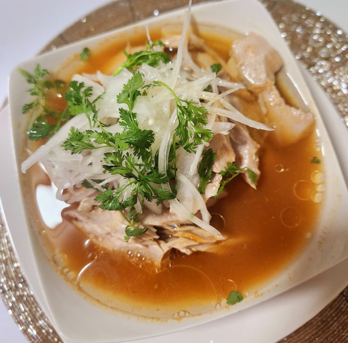 Encebollado de albacora: plato emblemático de la Costa ecuatoriana, perfecto para revivir fuerzas y saborear la tradición.