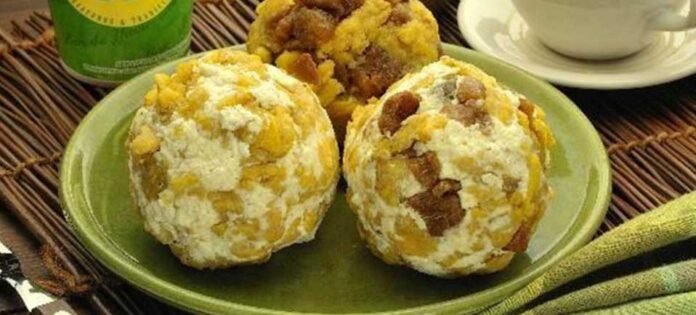 Bolón costeño en su máxima expresión: mixto de queso y chicharrón, una tradición ecuatoriana que conquista paladares desde el desayuno hasta la media tarde.
