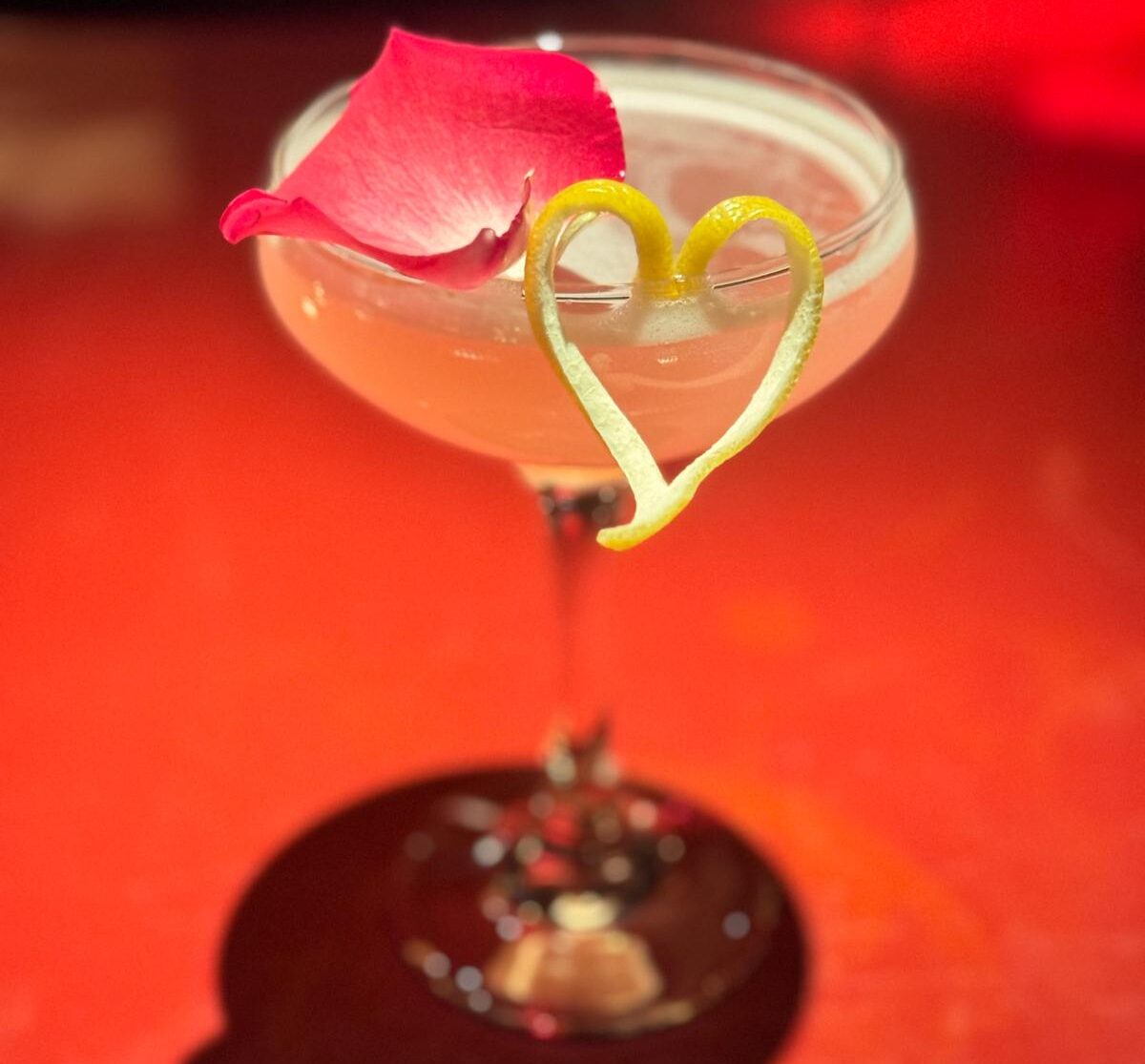 Vodka, plum wine, cranberry, limón y syrup de rosas dan vida a “Lover”, un cóctel que sabe a poesía y amor. Foto cortesía.