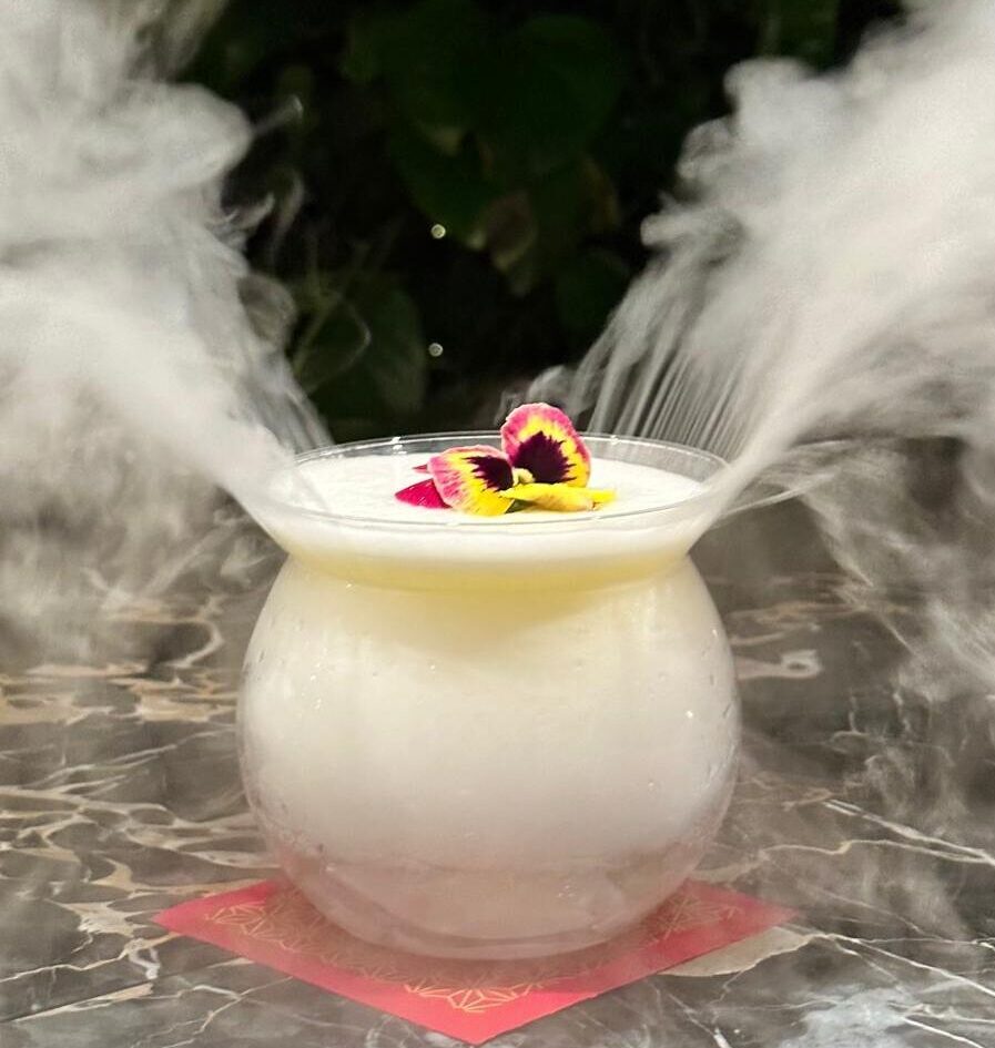 Smoke & Fire, la creación más popular de Hugo Peña, combina tequila reposado, mezcal y chiles en una experiencia que equilibra fuerza, carácter y tradición. Foto cortesía