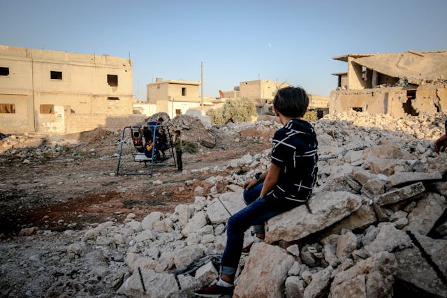 La pandemia no detuvo las guerras ni frenó la violencia estructural. En medio del abandono, la infancia sobrevive entre ruinas. Sanar al mundo exige reconstruir desde la raíz, con ciudadanía activa donde los Estados fallan. Foto: Ahmed Akacha / Pexels