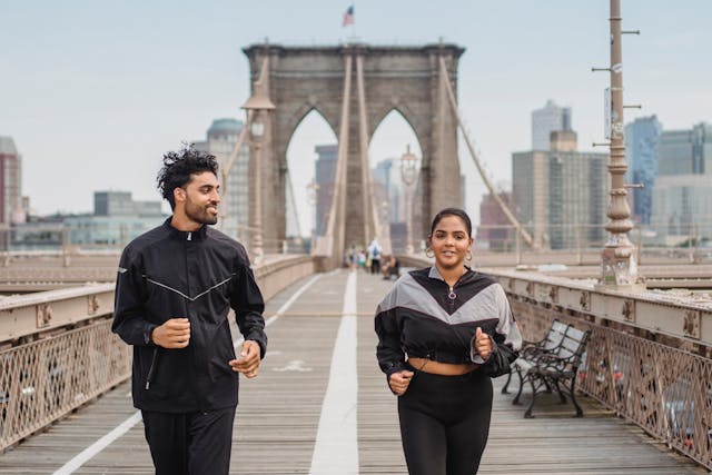 Correr al aire libre, lejos de las máquinas y los espejos, también es una forma de sanar. En el puente de Brooklyn, el bienestar se respira paso a paso. Foto de Ketut Subiyanto
