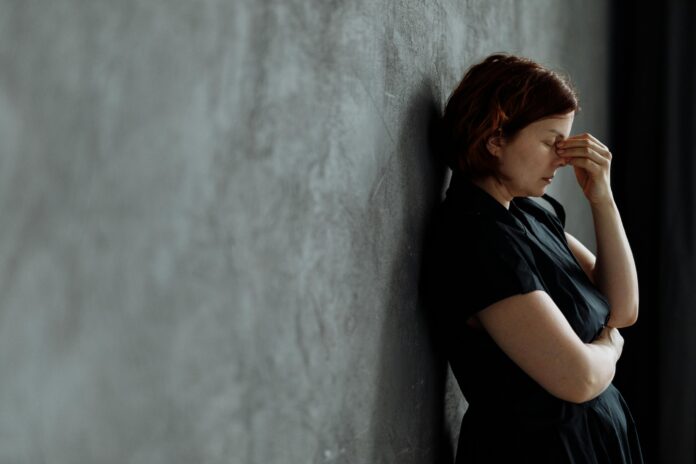 El rostro de la depresión rara vez se muestra en público. En silencio, muchas personas enfrentan una batalla invisible que aún cuesta nombrar. Foto: Pexels / Thirdman.