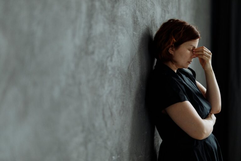 El rostro de la depresión rara vez se muestra en público. En silencio, muchas personas enfrentan una batalla invisible que aún cuesta nombrar. Foto: Pexels / Thirdman.