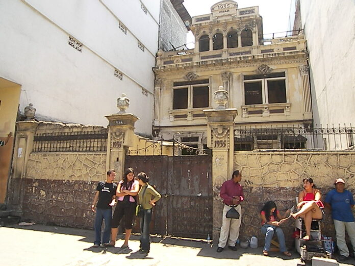 Primera visita a Villa Rosita, 2006. Frente a la casa en abandono, la artista María Lorena Peña Puga inició el registro que daría origen a casi dos décadas de obra dedicadas a rescatar su memoria. Foto cortesía