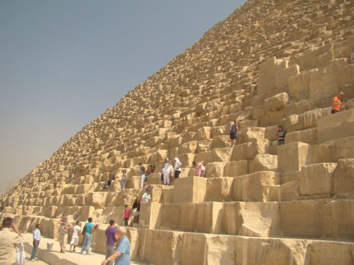 Gran Pirámide de Guiza. Turistas se acercan a los bloques milenarios, recordando que la grandeza de Egipto convive con los retos de preservar y comunicar su historia.