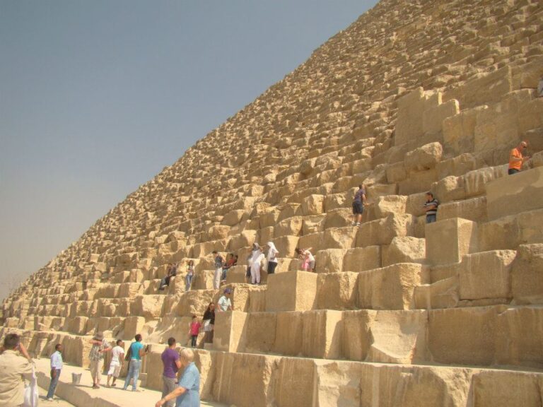 Gran Pirámide de Guiza. Turistas se acercan a los bloques milenarios, recordando que la grandeza de Egipto convive con los retos de preservar y comunicar su historia.