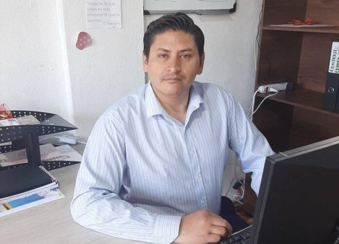 Antonio Campoverde, escritor y docente, en su espacio de trabajo: donde la literatura se piensa, se enseña y se construye con paciencia.