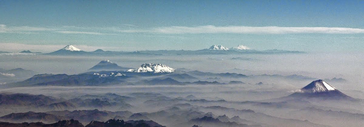 La majestuosa Avenida de los Volcanes, descrita por Alexander von Humboldt como “una de las regiones más maravillosas y pintorescas del mundo”. Este corredor natural, que recorre más de 200 kilómetros a lo largo de la cordillera de los Andes, concentra algunos de los nevados y volcanes más emblemáticos del Ecuador, uniendo naturaleza, historia y cultura en un escenario único.