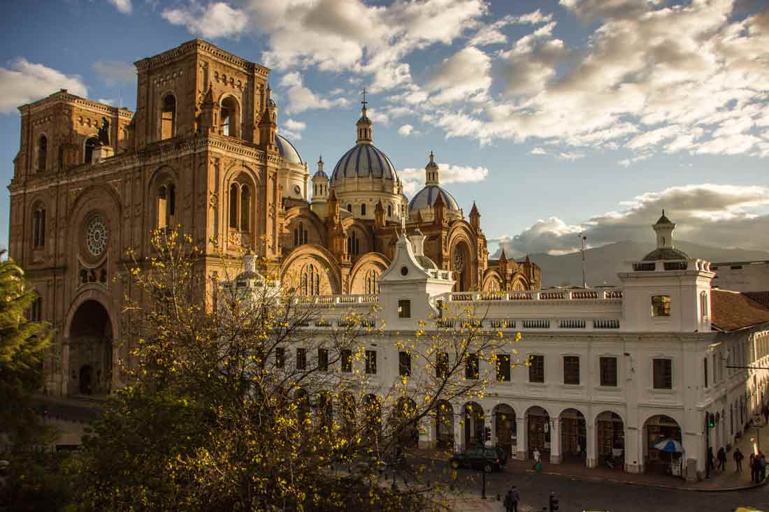La Catedral de la Inmaculada Concepción, con sus cúpulas azules, es emblema de Cuenca y parte de su centro histórico reconocido como Patrimonio de la Humanidad.