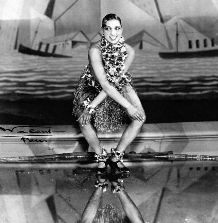 Josefina Baker bailando Charleston en el Folies-Bergère de París en 1926. La fuerza y el desparpajo de los años 20 hicieron de este ritmo un fenómeno que conquistó Estados Unidos y Europa con su frenesí y atrevimiento. Foto cortesía.