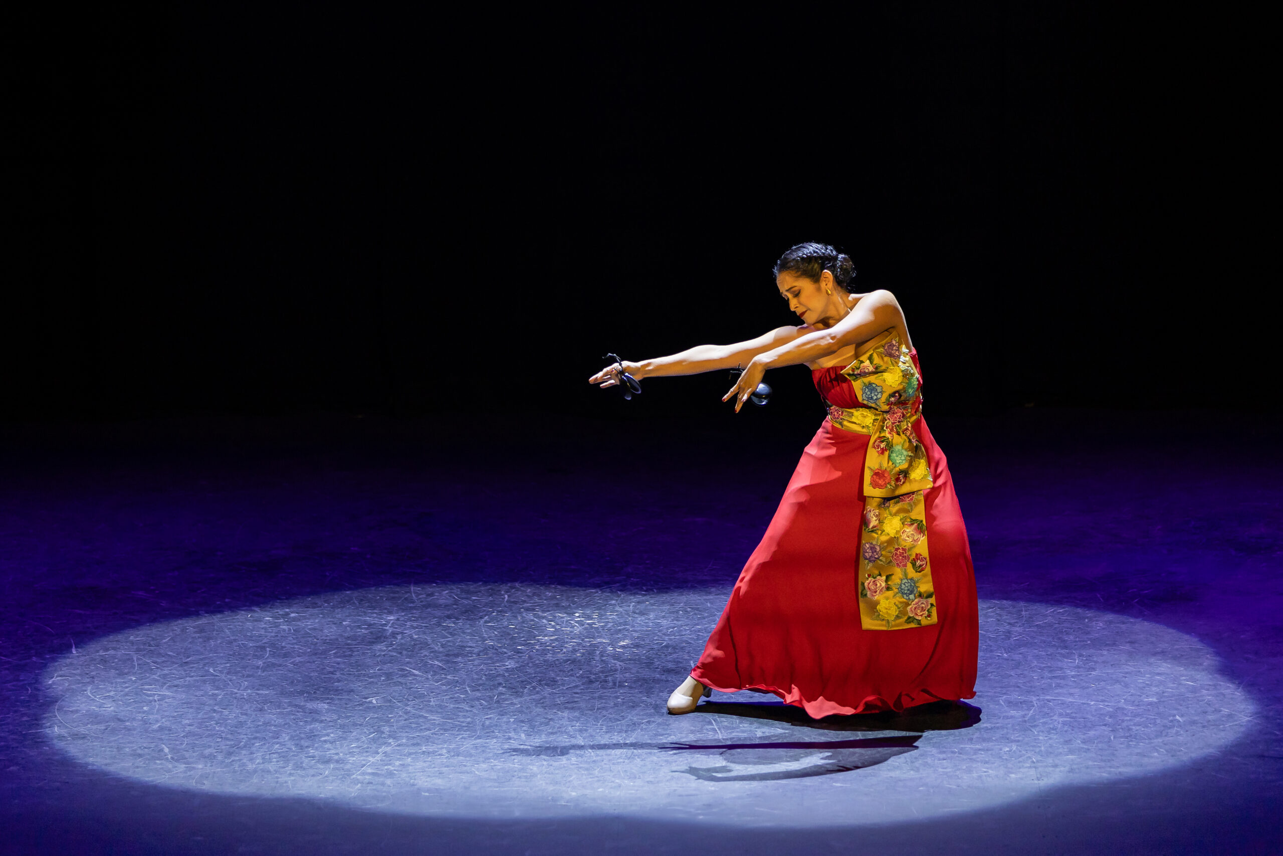 La intensidad de la danza y el poder expresivo de las castañuelas se unen en la puesta en escena de Scarlett Pazmiño durante la Gala de Solistas de la Castañuela, realizada en el Teatro Pathé. Foto cortesía