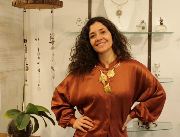 La artista Ivalú Mezzetta en su taller de Punta del Este, rodeada de sus creaciones. Sus joyas, hechas a mano, transmiten emociones y rescatan la fusión entre naturaleza, memoria y arte. Foto cortesía