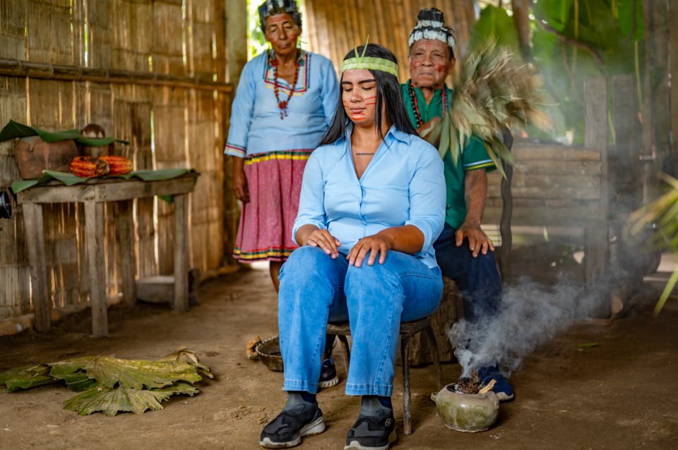 El turismo también se enriquece al incorporar la cultura ancestral como parte de la experiencia. En la Amazonía ecuatoriana, los visitantes pueden vivir rituales, tradiciones y saberes transmitidos de generación en generación, conectando con la esencia de sus pueblos originarios. Foto cortesía