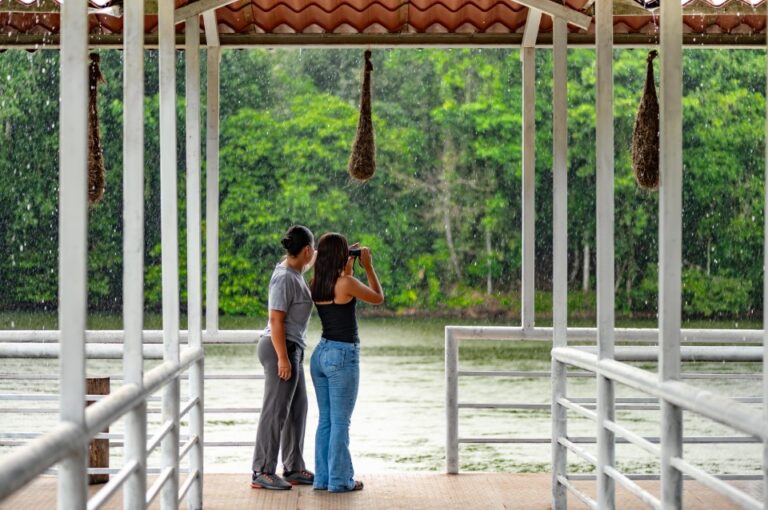 Turistas observan el Lago San Pedro en La Joya de los Sachas, un refugio amazónico donde la lluvia y el verde intenso invitan a desconectarse y contemplar la naturaleza. Foto cortesía