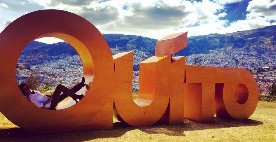 El letrero icónico en El Panecillo invita a descubrir Quito, ciudad Patrimonio Mundial y ejemplo de gestión turística con visión metropolitana.