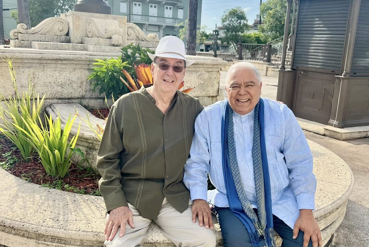 Danny Rivera junto a Sergio Cedeño, en el parque central de Río Grande, Puerto Rico, compartiendo un encuentro marcado por la amistad, la memoria y la espiritualidad. Foto cortesía