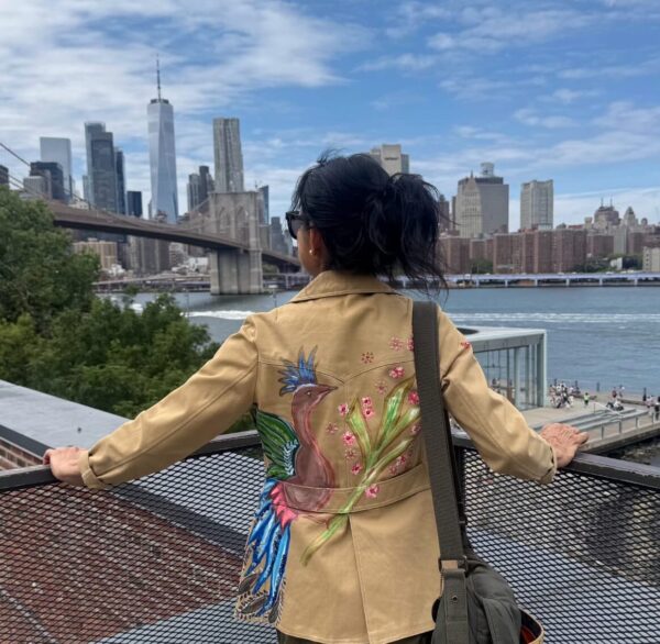 Sabía que tenía esta chaqueta de mi viaje a Punta del Este, pero esta foto en Nueva York me reconectó con el arte de Ivalú Mezzetta y su historia.