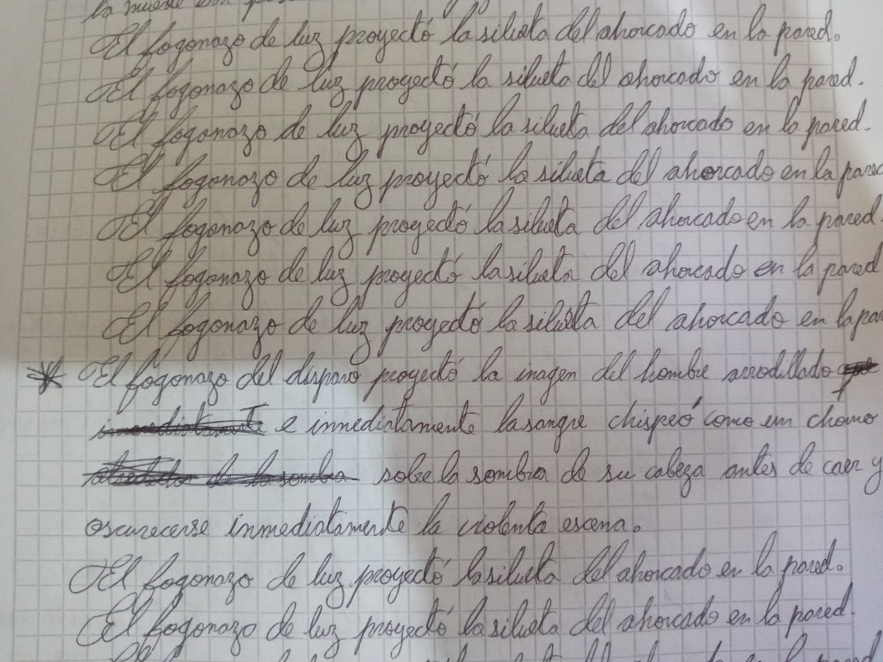 Ejercicio de reescritura manual del escritor Antonio Campoverde, parte de su exigente “gimnasia literaria”. Repetir frases, explorar variaciones y cuidar el uso de los verbos son parte de su método para dominar el ritmo y el peso de cada palabra.