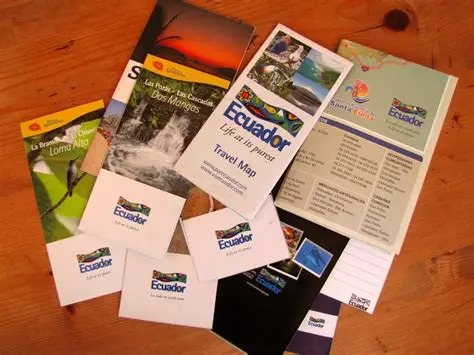 Material promocional de la campaña Ecuador, Life at its Purest, que buscaba mostrar la riqueza natural y cultural del país a través de mapas, folletos y guías turísticas.