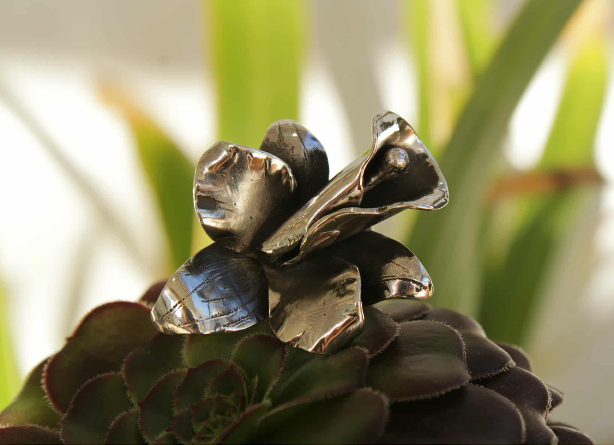 El Anillo Aura de Orquídea refleja una belleza que florece donde nadie lo espera y envuelve a quien lo usa con su energía única, una creación artesanal de Ivalú Mezzetta que transforma el arte en emoción. Foto @ivalumezzetta