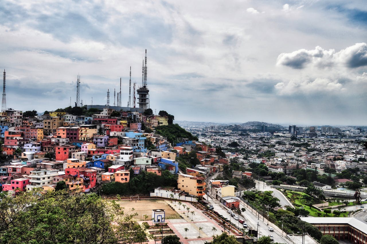 Vista del Cerro Santa Ana, ícono urbano de Guayaquil, símbolo de resiliencia y atractivo turístico entre coloridas viviendas, historia y modernidad.