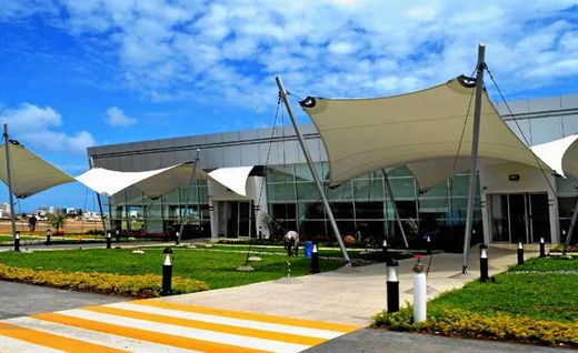 El Aeropuerto Ulpiano Páez de Salinas, modernizado para potenciar el turismo costero, opera hoy con vuelos limitados y espera su reactivación plena.