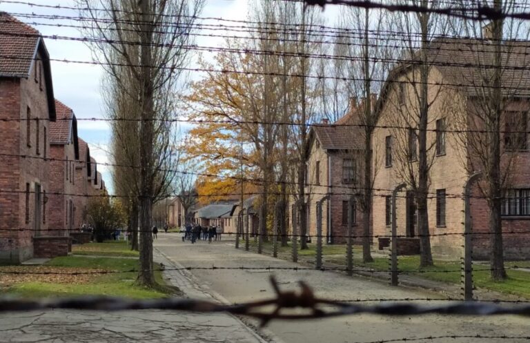 Auschwitz es un ejemplo de memoria gestionada con respeto. El tanatoturismo nace para educar, no para explotar el dolor. Fotografía tomada en 2013.