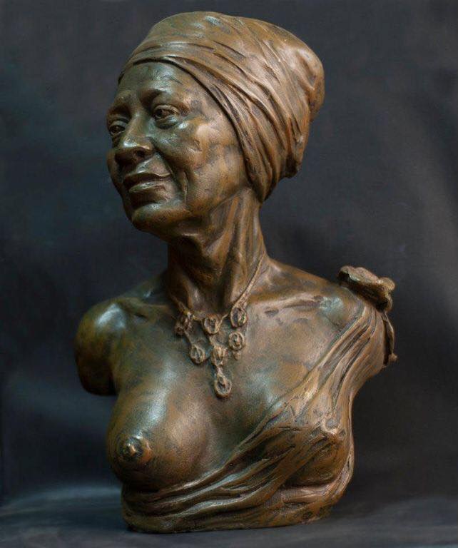 Busto en bronce de Hilda Thomas, obra del artista Tony Balseca. La pieza inmortaliza la elegancia y fuerza interior de “La Diosa de Ébano”, símbolo de la identidad afroguayaquileña. Foto cortesía