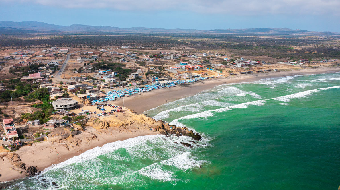 Puerto Engabao, Guayas. Ejemplo de recuperación turística comunitaria que volvió a poner al litoral guayasense en el circuito nacional, combinando surf, pesca artesanal y desarrollo local.
